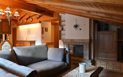 Tourbillon B 31 240.15: Eigendom, Meubilair, Bankstel, Woonkamer, Hout, Verlichting, Interieur Ontwerp, Fotolijst, Verdieping, Muur
