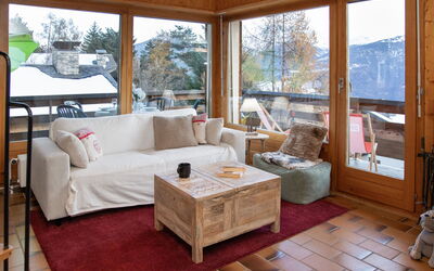 Beau Site No 21 260.8: Meubilair, Hout, Interieur Ontwerp, Tafel, Plafond, Stoel, Kamer, Hardwood, Woonkamer, Bankstel