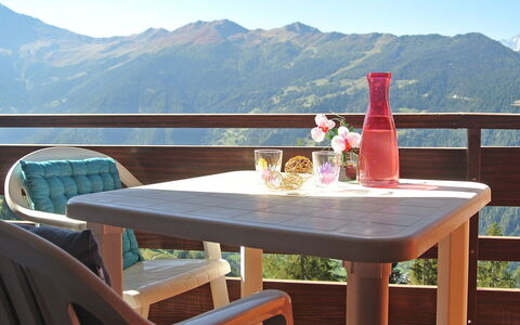 Mondzeu A258: Tafel, Meubilair, Vakantie, Lucht, Kamer, Berg, Restaurant, Landschap, Buitentafel, Huis