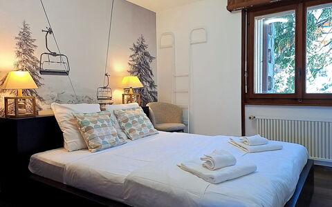 Mondzeu A258: Bed, Meubilair, Interieur Ontwerp, Bedding, Slaapkamer, Laken, Muur, Kamer, Flooring, Verdieping