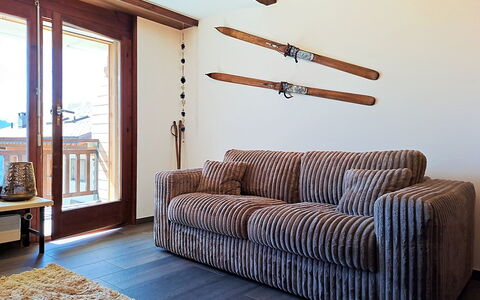Mondzeu A258: Meubilair, Bankstel, Hout, Woonkamer, Interieur Ontwerp, Flooring, Verdieping, Kamer, Appartement