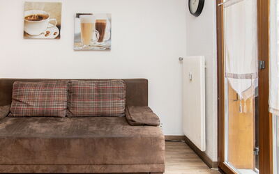 Galaxie 218 582.2: Meubilair, Interieur Ontwerp, Bankstel, Flooring, Hout, Verdieping, Kamer, Woonkamer, Kussen, Appartement