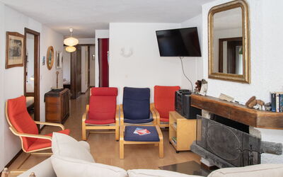 Galaxie 217 582.5: Meubilair, Interieur Ontwerp, Flooring, Hout, Plafond, Verdieping, Kamer, Woonkamer, Bankstel, Verlichting