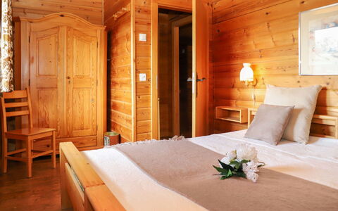 Château Lapin: Meubilair, Gebouw, Eigendom, Comfort, Hout, Oranje, Bed Frame, Verdieping, Hoofdkussen, Onroerend Goed