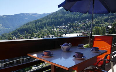 Nendaz 100: Lucht, Eigendom, Meubilair, Tafel, Paraplu, Tableware, Berg, Schaduw, Buitenmeubels, Boom