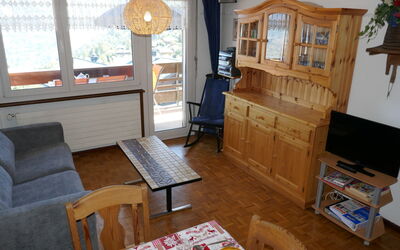 Valaisia 44B 100.5: Meubilair, Tafel, Eigendom, Bankstel, Cabinetry, Hout, Interieur Ontwerp, Televisie, Woonkamer, Flooring