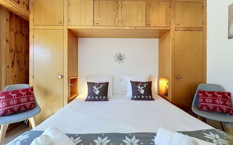Mont-Rouge: Meubilair, Interieur Ontwerp, Bed, Verdieping, Slaapkamer, Flooring, Muur, Hout, Plafond, Kamer