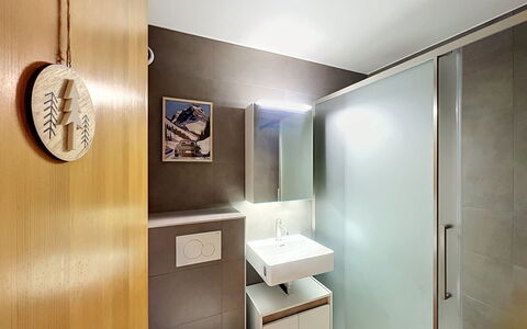 Mont-Rouge: Flooring, Interieur Ontwerp, Muur, Verdieping, Loodgieterswerkinrichting, Hout, Plafond, Verlichting, Badkamer, Wastafel