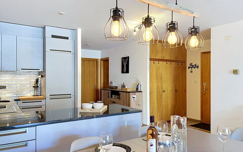 Mont-Rouge: Meubilair, Interieur Ontwerp, Keuken, Lichte Inrichting, Countertop, Plafond, Hout, Flooring, Kroonluchter, Verlichting