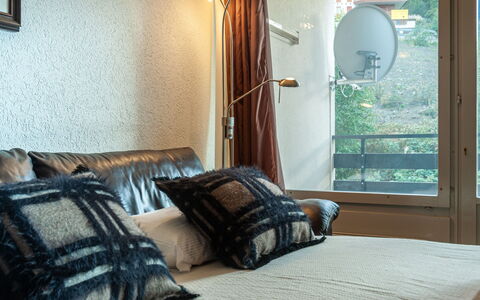 Montfort 10A: Eigendom, Meubilair, Comfort, Azure, Hout, Gebouw, Textiel, Interieur Ontwerp, Bed Frame, Architectuur