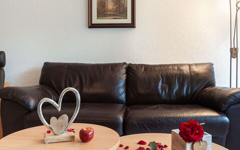 Montfort 10A: Bruin, Bankstel, Meubilair, Tafel, Eigendom, Comfort, Fotolijst, Hout, Rechthoek, Verlichting