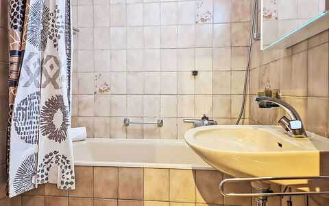 Foret E3: Badkamer, Loodgieterswerkinrichting, Wastafel In De Badkamer, Interieur Ontwerp, Flooring, Verdieping, Wastafel, Bad, Kraan, Toilet
