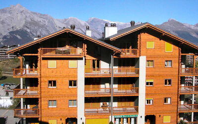 Nendaz 360: Lucht, Gebouw, Berg, Eigendom, Venster, Huis, Architectuur, Stedelijk Ontwerp, Fabriek, Woongebied