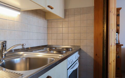 Nendaz 400: Gootsteen, Wastafel, Kraan, Countertop, Cabinetry, Loodgieterswerkinrichting, Hout, Keuken, Toestel Van De Keuken, Fornuis