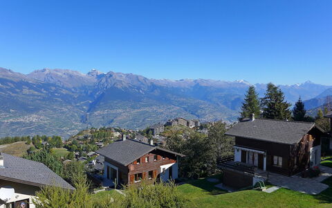Hildegarde: Bergachtig Landvormen, Berg, Bergketen, Bergdorp, Heuvel Station, Alpen, Eigendom, Lucht, Natuurlijk Landschap, Huis