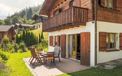 Chalet Picardie: Fabriek, Gebouw, Eigendom, Venster, Lucht, Boom, Hout, Stoel, Deur, Woongebied