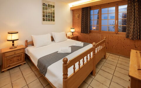 Dejo a Dzeu: Meubilair, Hout, Verdieping, Interieur Ontwerp, Flooring, Plafond, Kamer, Bed, Slaapkamer, Appartement