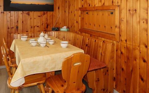 Nendaz 600: Meubilair, Tafel, Eigendom, Stoel, Hout, Interieur Ontwerp, Hardwood, Beits, Flooring, Tafelkleed