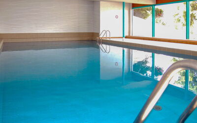Nendaz 650: Water, Eigendom, Zwembad, Gebouw, Buitenmeubels, Flooring, Vrije Tijd, Verdieping, Aqua, Recreatie