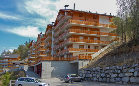 Nendaz 660: Wiel, Lucht, Auto, Gebouw, Wolk, Eigendom, Voertuig, Fabriek, Venster