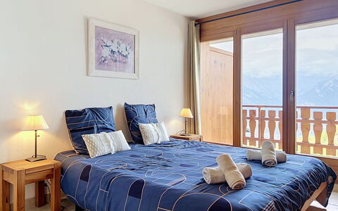 Nendaz 660: Meubilair, Interieur Ontwerp, Hout, Verdieping, Flooring, Kamer, Bed, Slaapkamer, Linens, Appartement