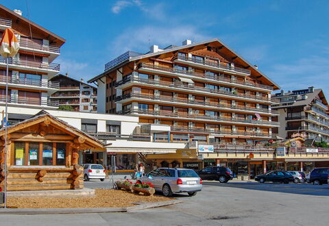Nendaz 800: Lucht, Auto, Gebouw, Wolk, Eigendom, Wiel, Voertuig, Venster, Stedelijk Ontwerp, Condominium