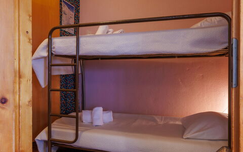 Jolimont J4: Stapelbed, Hout, Bed, Bed Frame, Slaapkamer, Laken, Bedding, Herberg, Beits, Slaapzaal
