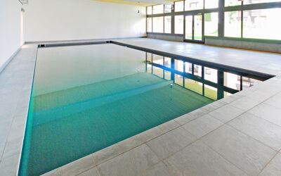 Nendaz 830: Gebouw, Water, Zwembad, Venster, Rechthoek, Schaduw, Flooring, Verdieping, Huis, Lijn