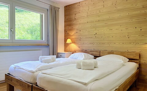 Nendaz 150: Bed, Interieur Ontwerp, Slaapkamer, Meubilair, Hout, Plafond, Flooring, Laken, Bedding, Verdieping