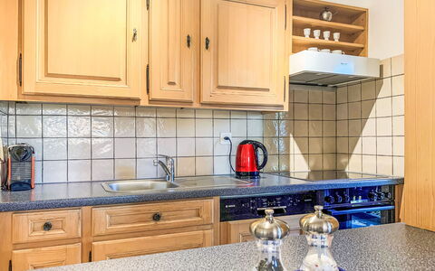 Nendaz 150: Cabinetry, Countertop, Eigendom, Gootsteen, Blauw, Keuken, Wastafel, Kraan, Hout, Interieur Ontwerp
