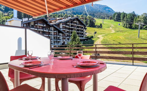 Nendaz 840: Tafel, Meubilair, Eigendom, Fabriek, Boom, Schaduw, Buitenmeubels, Interieur Ontwerp, Buitentafel, Architectuur
