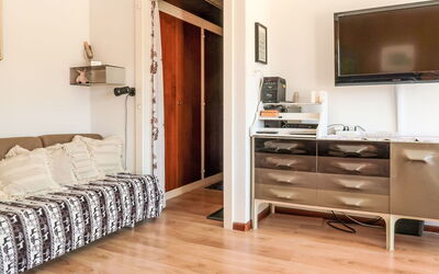 Olympic F8 840.8: Meubilair, Eigendom, Cabinetry, Hout, Comfort, Lade, Woonkamer, Interieur Ontwerp, Gebouw, Huishoudapparatuur