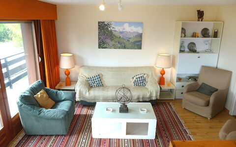Bel Alp D3: Woonkamer, Kamer, Meubilair, Eigendom, Interieur Ontwerp, Koffietafel, Verdieping, Tafel, Gebouw, Huis