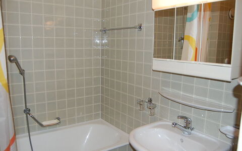 Bel Alp D3: Badkamer, Tegel, Eigendom, Kamer, Bad, Loodgieterswerkinrichting, Muur, Verdieping, Kraan, Badkamer Accessoire