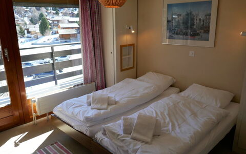 Bel Alp D3: Slaapkamer, Bed, Meubilair, Kamer, Eigendom, Bed Frame, Matras, Laken, Bedding, Interieur Ontwerp