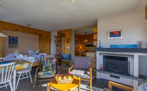 Nendaz 890: Eigendom, Meubilair, Tafel, Interieur Ontwerp, Verlichting, Stoel, Fotolijst, Woonkamer, Flooring, Plafond