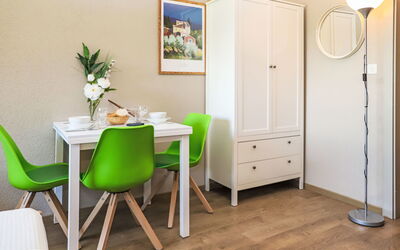 Siviez-Nendaz 100: Eigendom, Tafel, Meubilair, Gebouw, Cabinetry, Deur, Hout, Huis, Architectuur, Interieur Ontwerp