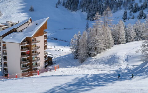 Siviez-Nendaz 400: Sneeuw, Helling, Venster, Gebouw, Boom, Berg, Openluchtrecreatie, Freezing, Fabriek, Terrein