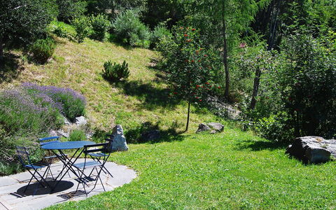 Au Bisse: Natuurlijk Landschap, Gras, Eigendom, Natuurgebied, Werf, Gazon, Tuin, Boom, Plantengemeenschap, Biome