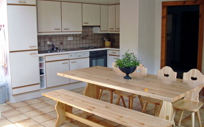 Les Galets 100.1: Tafel, Cabinetry, Meubilair, Eigendom, Countertop, Fabriek, Hout, Gebouw, Keuken, Verlichting