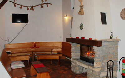 Le Sorbier 100.4: Haard, Kamer, Steenoven, Fireplace, Eigendom, Meubilair, Interieur Ontwerp, Gebouw, Woonkamer, Tafel