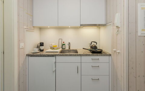 Schönried 200: Keuken, Countertop, Hout, Interieur Ontwerp, Wastafel, Toestel Van De Keuken, Loodgieterswerkinrichting, Major Appliance, Flooring, Cabinetry