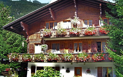 Grindelwald 121: Gebouw, Venster, Fabriek, Eigendom, Lucht, Boom, Huis, Verblijf, Woongebied