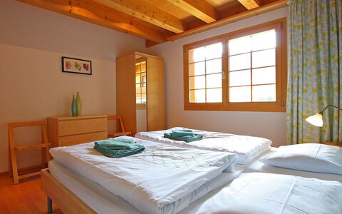 Grindelwald 106: Slaapkamer, Bed, Meubilair, Kamer, Plafond, Laken, Eigendom, Bed Frame, Matras, Interieur Ontwerp