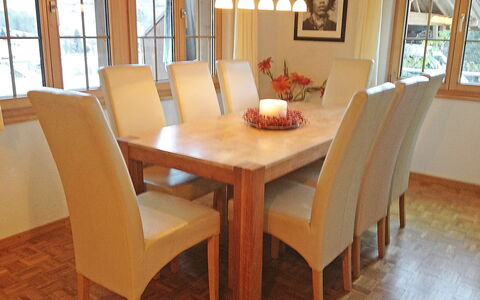 Chalet Perle: Tafel, Meubilair, Venster, Stoel, Hout, Gebouw, Flooring, Verdieping, Fotolijst, Fabriek