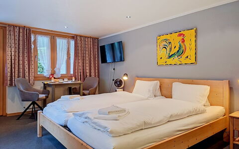 Grindelwald 150: Bed, Slaapkamer, Muur, Laken, Interieur Ontwerp, Bedding, Hout, Textiel, Bed Frame, Meubilair