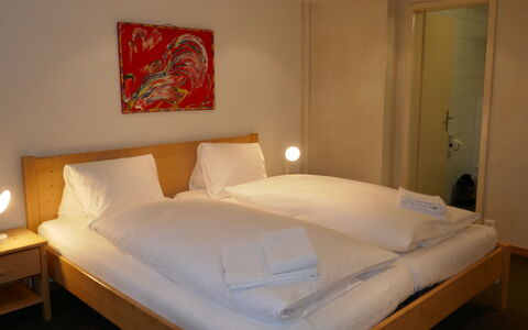 Grindelwald 150: Gebouw, Meubilair, Comfort, Hout, Textiel, Bed Frame, Interieur Ontwerp, Verlichting, Lamp, Verdieping