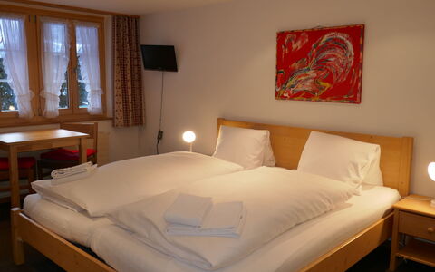 Grindelwald 150: Meubilair, Eigendom, Comfort, Venster, Hout, Bed Frame, Interieur Ontwerp, Gebouw, Verlichting, Hoofdkussen