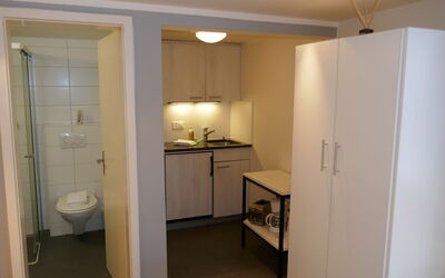 Grindelwald 150: Cabinetry, Meubilair, Gebouw, Wastafel, Hout, Interieur Ontwerp, Kraan, Huis, Verdieping