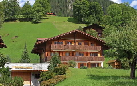 Chalet Hori: Wolk, Fabriek, Lucht, Eigendom, Gebouw, Venster, Boom, Groen, Natuurlijk Landschap, Berg